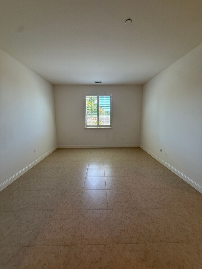 Building Photo - Beautiful Newer Rice Ranch Single Story Ho...