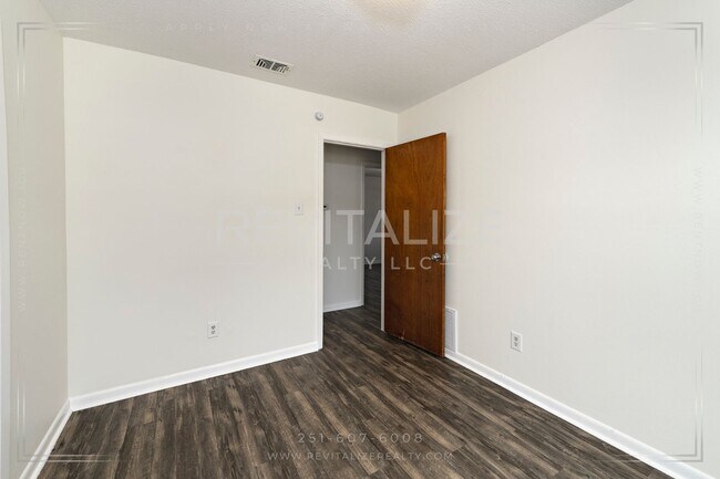 Building Photo - Brick 3BD 2BA with Large Private Yard!