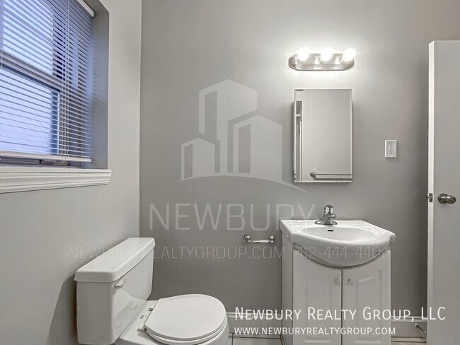 Building Photo - Cozy 2 Bedroom Available Now!