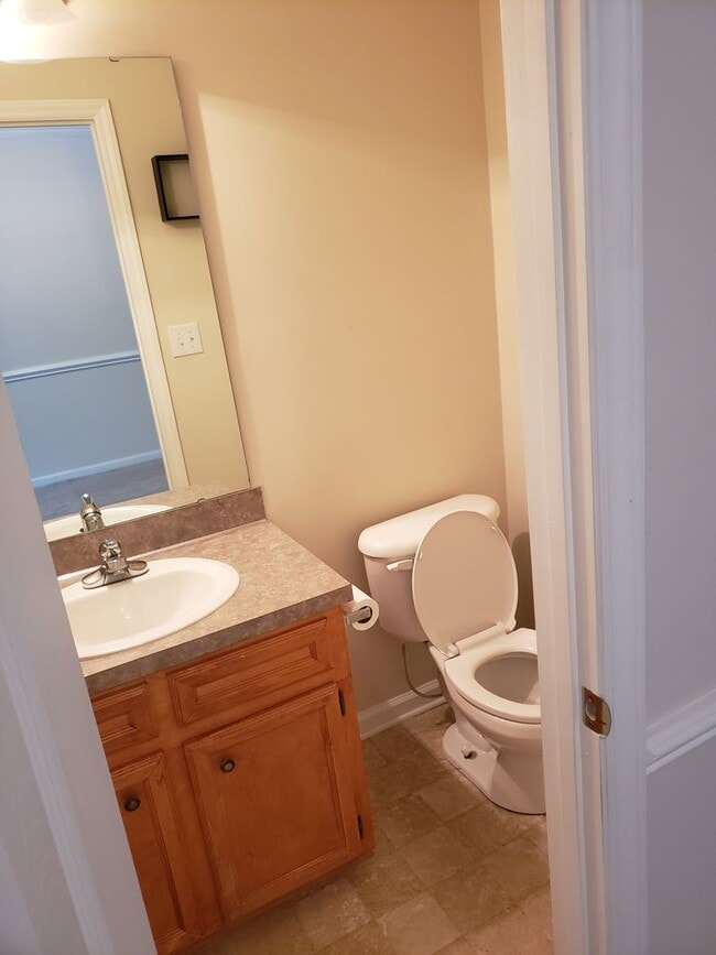 Building Photo - 2-bedroom, 2.5 bathroom townhome