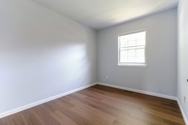 Building Photo - Move in ready 3 bedroom 2.5 Bath in Gaithe...