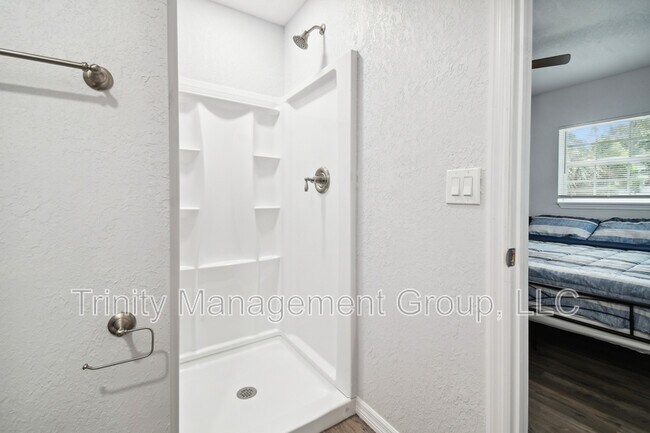 Building Photo - 1051 Dogwood Dr