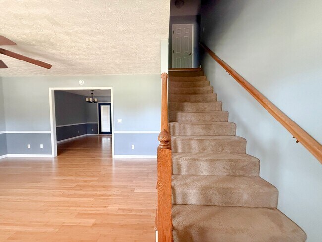 Building Photo - Sunroom, 2-Car Garage & Lawn Care Included | Pet-Friendly Cookeville Home