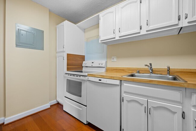 Building Photo - Spacious Renovated Dupont Circle Condo Walking Distance to Metro!