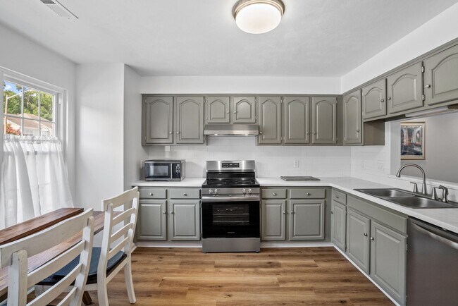 Building Photo - Furnished Townhome in VB