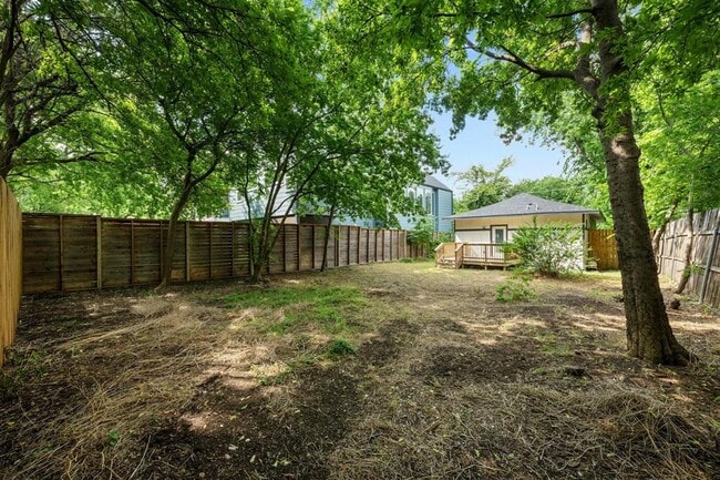 Building Photo - 914 E 50th St