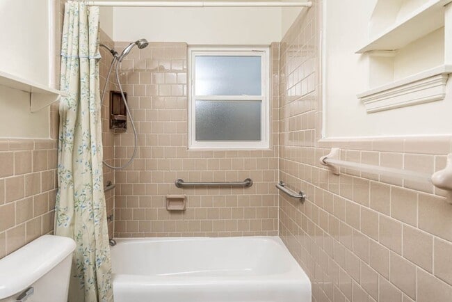 Building Photo - Cozy Brick Ranch in Norfolk