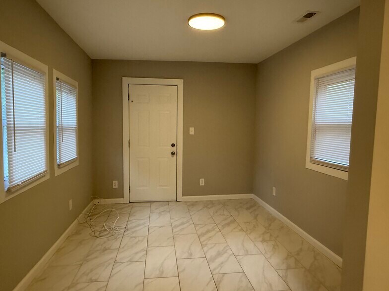 Building Photo - 955 Bradley Ln