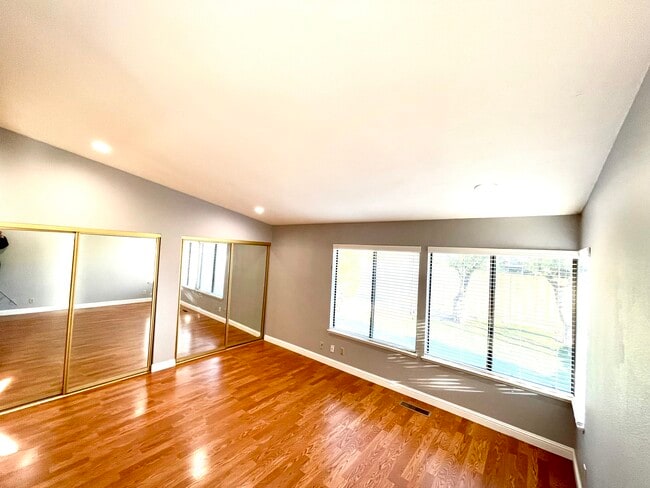 Building Photo - 3520 Pleasant Knl Dr