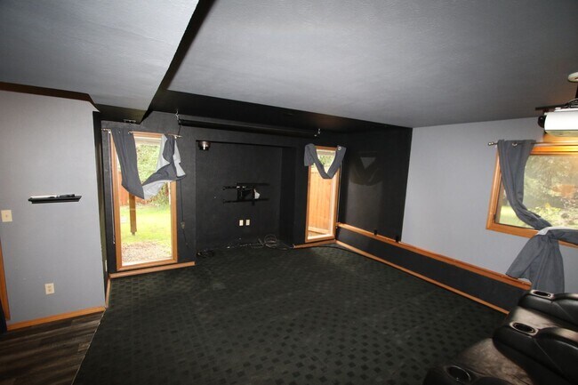 Building Photo - 4 Bedroom Eagle River Home!