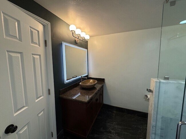 Building Photo - Beautifully Renovated 2-Bedroom Home in Tr...