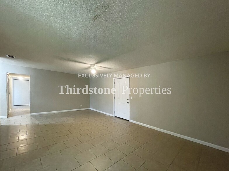 Building Photo - 7007 Red Robin Dr