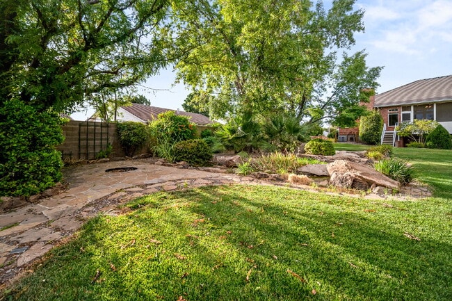 Building Photo - "Spacious 4-Bedroom, 4.5 Bathroom 4792 sq. ft. Retreat with Scenic Views and Cozy Fireplace in St...