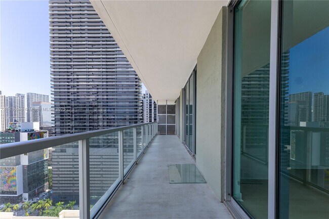 Building Photo - 1111 SW 1st Ave
