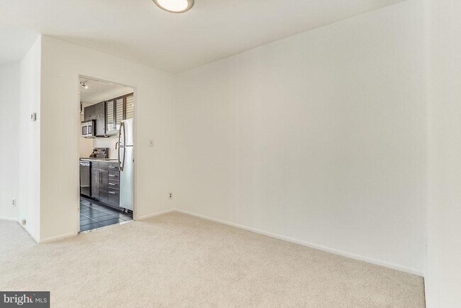 Building Photo - 1600 N Oak St