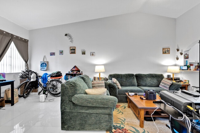 Building Photo - 3395 NE 9th Dr