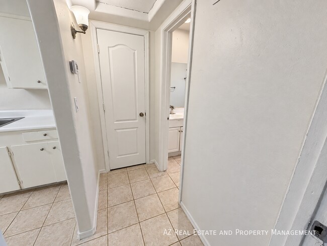 Building Photo - 10648 N 15th Ave
