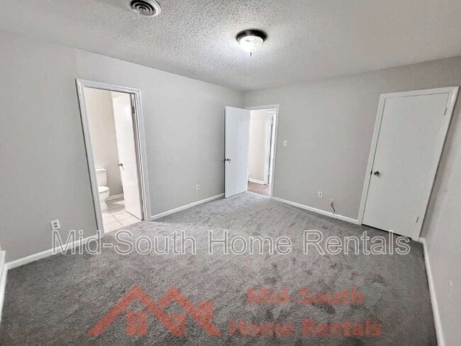 Building Photo - 4147 Hallview Dr