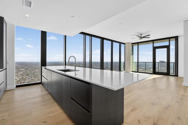 Building Photo - 610 Davis St