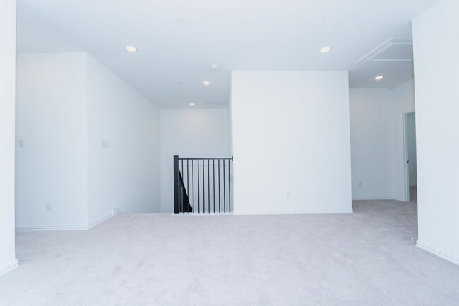 Building Photo - 9508 Espalier St