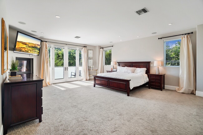 Main extra large bedroom - 841 N Crescent Heights Blvd