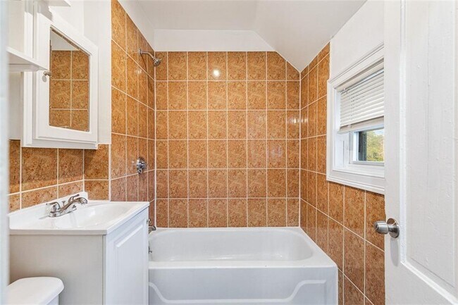 Building Photo - 92 Centre St