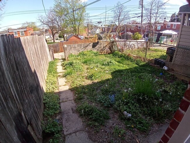 Building Photo - 3Br/1.5Ba Fully Renovated Townhouse