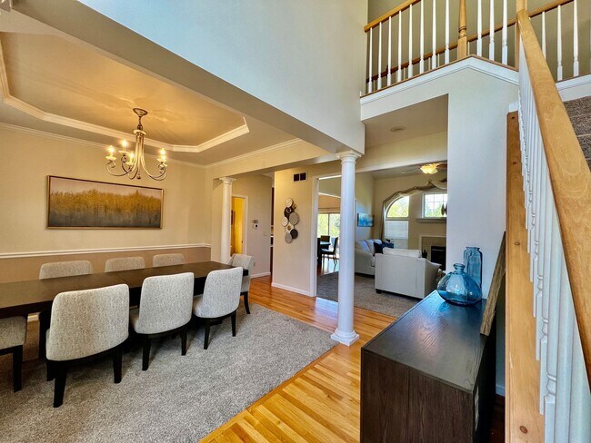 Building Photo - Large executive home in pool community Mas...