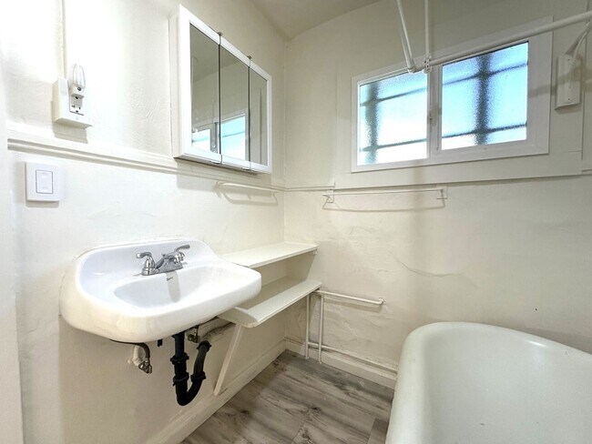 Building Photo - Little Italy - Charming 2 BR Cottage with ...