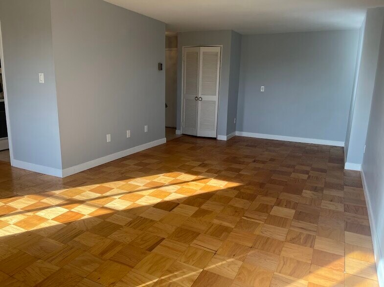 Living Room - 3101 S Manchester St
