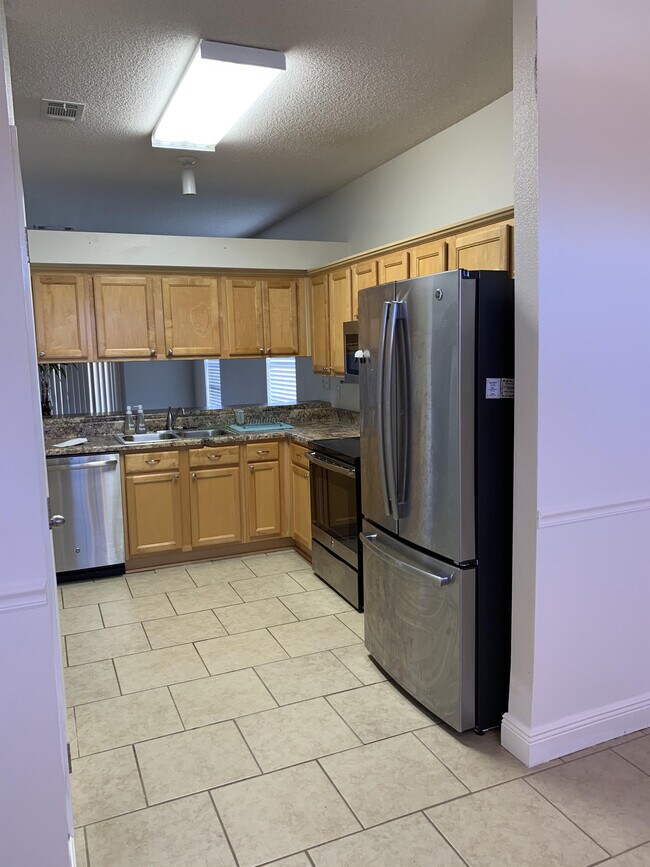 Building Photo - 8949 Camelot Pl