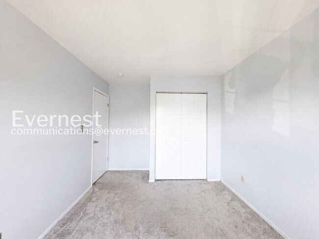 Building Photo - Spacious Town Home with Modern Amenities / 3 Beds & 2.5 Bath / Available Now!