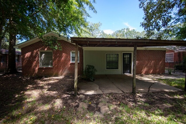Building Photo - ** 3 bed 1.5 bath located in Mcgehee-Allen...