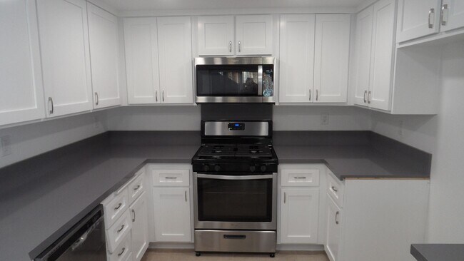 Building Photo - End-Unit 3BR 2.5BA Townhome w/ 2 Car Attached Garage