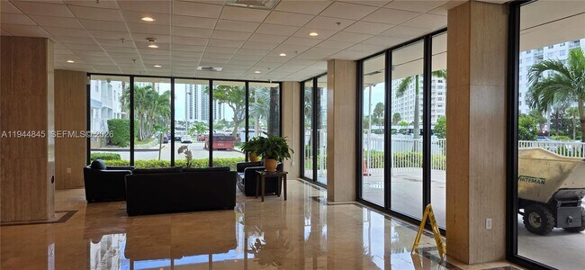 Building Photo - 400 Kings Point Dr