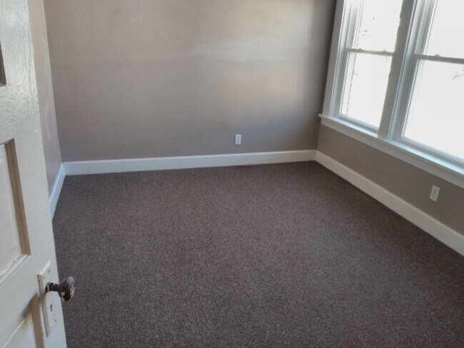 Building Photo - 1133-1135 N Main St