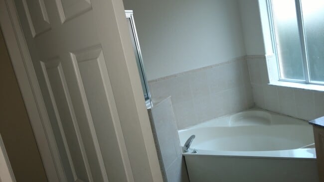 Building Photo - 1712 NE 9th Dr