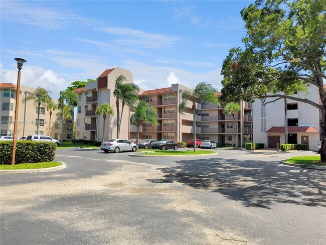 Building Photo - 1911 Sabal Palm Dr