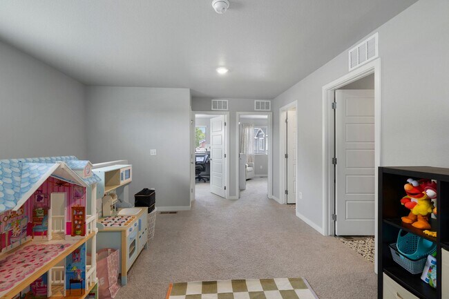 Building Photo - Beautiful 3-Bedroom Townhome with Park Vie...