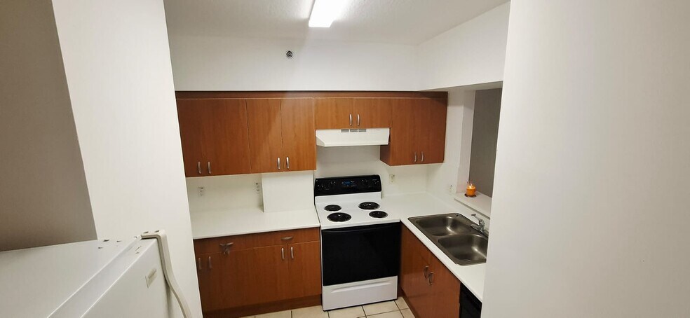 Building Photo - 9340 Fontainebleau Blvd
