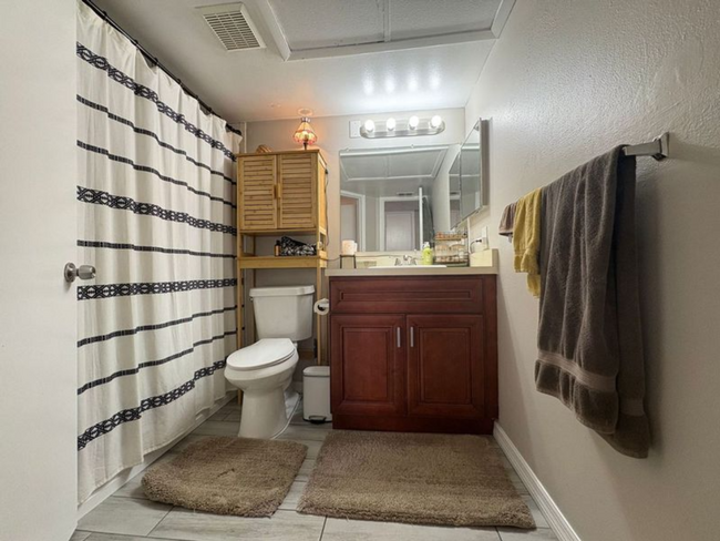 Building Photo - 1/1 Condo in GATED ~ LAKEFRONT community i...
