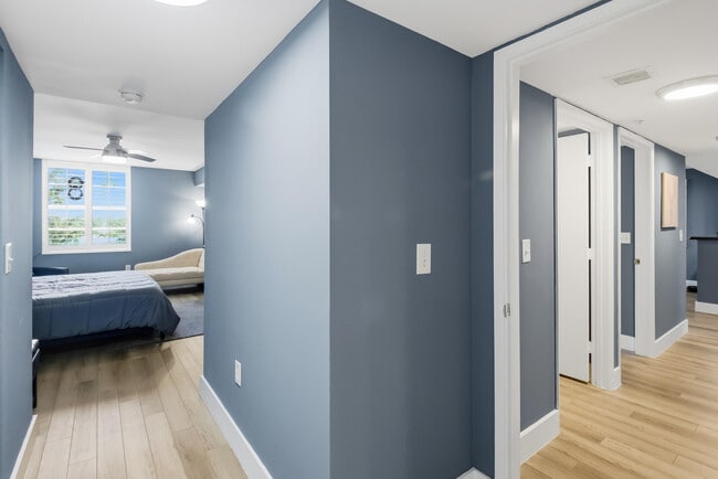 Building Photo - 520 SE 5 Ave