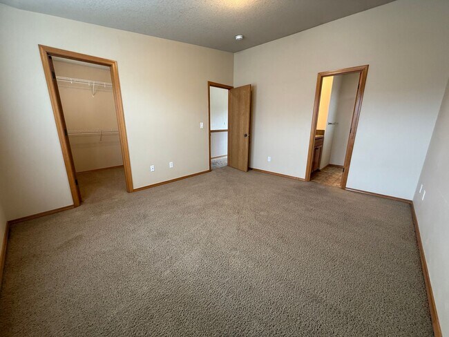 Building Photo - 3 Bed/2.5 Bath Townhome in NE Bend - Canoe Court