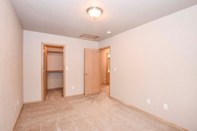 Building Photo - 2-story home on private cul-de-sac!