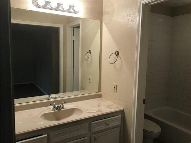 Building Photo - 13603 Ravensway Dr
