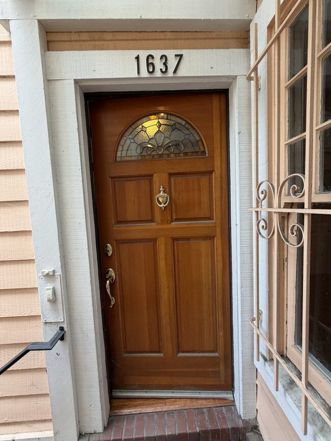 Building Photo - 1637 Lake St