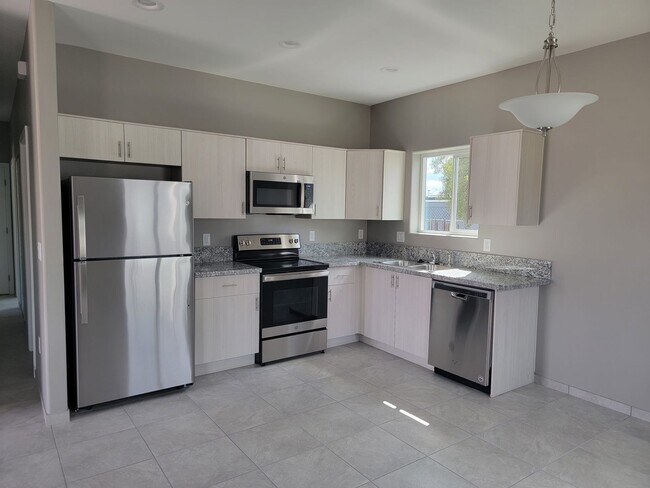 Building Photo - COMING SOON! Brand New 3BR 2BA Unit w/ Central A/C • Stainless Kitchen in Tucson