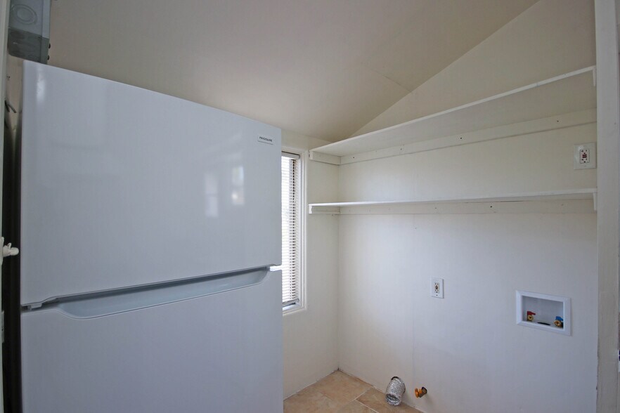 Building Photo - 409 N Monterey St