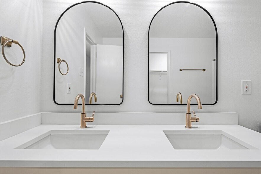 Building Photo - Comfortable Lancaster living with space to relax and entertain