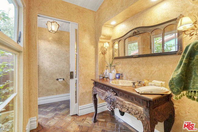 Building Photo - 707 N Bedford Dr